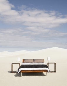 沙漠中的床图片