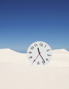 沙漠中的钟表图片