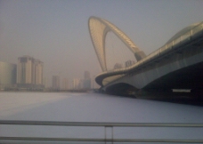 桥下 雪景图片