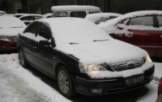 汽车雪景图片