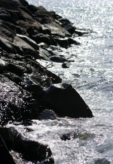 水花拍打岩石图片
