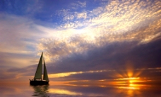 夕阳的帆船图片