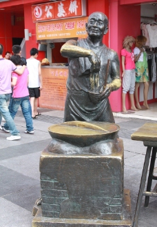 上江江汉路步行街上的雕塑图片